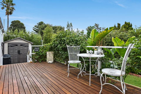 Ainslie Roberts Drive Retreat - Flights 8