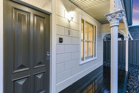Aloha Central Luxury Apartments - Flights 22