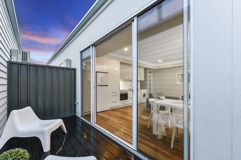Aloha Central Luxury Apartments - Flights 28