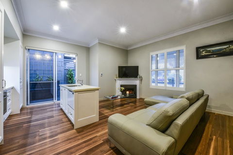 Aloha Central Luxury Apartments - Flights 3
