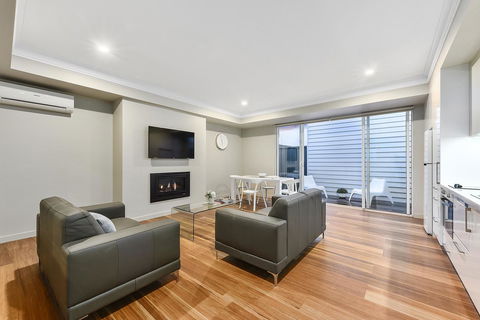 Aloha Central Luxury Apartments - Flights 6