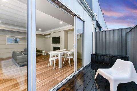 Aloha Central Luxury Apartments - Flights 25