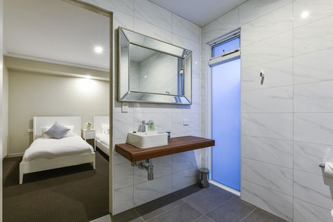 Aloha Central Luxury Apartments - Flights 26