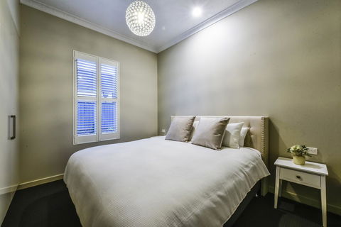 Aloha Central Luxury Apartments - Flights 4