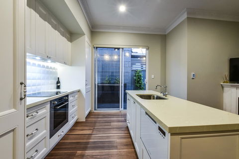 Aloha Central Luxury Apartments - Flights 10