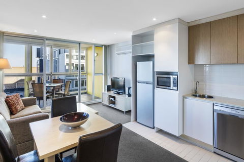 IStay Precinct Adelaide - Flights 16