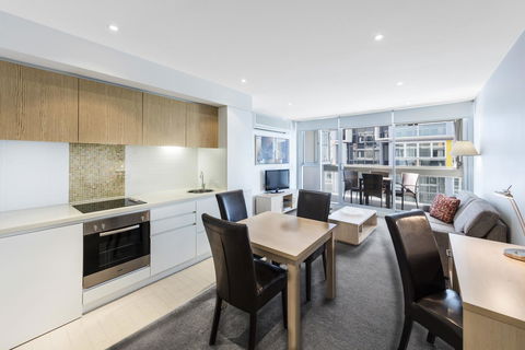 IStay Precinct Adelaide - Flights 15