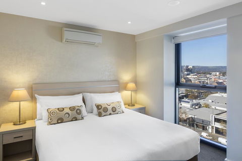 IStay Precinct Adelaide - Flights 12