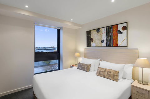 IStay Precinct Adelaide - Flights 26