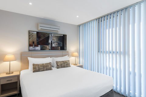 IStay Precinct Adelaide - Flights 19