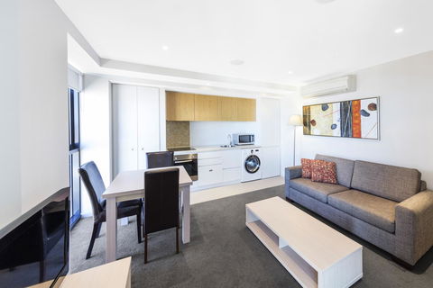 IStay Precinct Adelaide - Flights 13