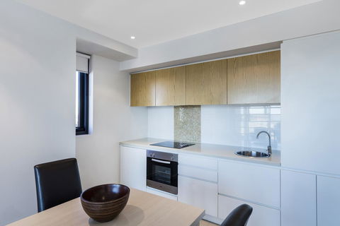 IStay Precinct Adelaide - Flights 14