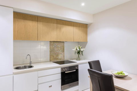 IStay Precinct Adelaide - Flights 8