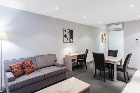 IStay Precinct Adelaide - Flights 17