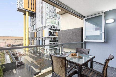 IStay Precinct Adelaide - Flights 25