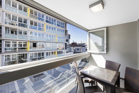 IStay Precinct Adelaide - Flights 4