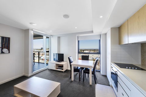 IStay Precinct Adelaide - Flights 5