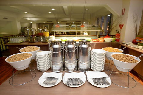 Ibis Styles Adelaide Grosvenor - Flights 9