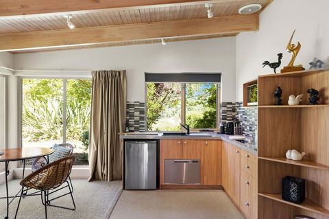 Adelaide Hills Retreats - Flights 24