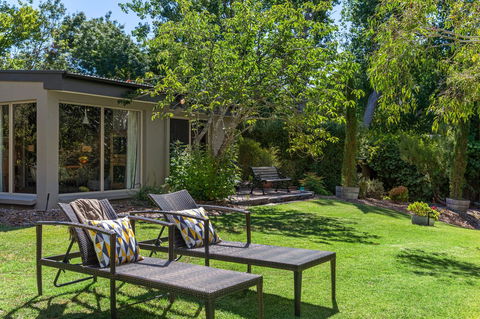 Adelaide Hills Retreats - Flights 26