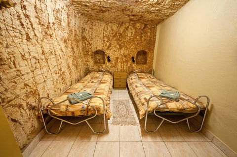 Radeka Downunder Underground Motel - Flights 7