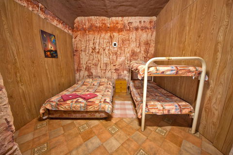 Radeka Downunder Underground Motel - Flights 2