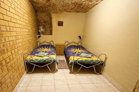 Radeka Downunder Underground Motel - Flights 5