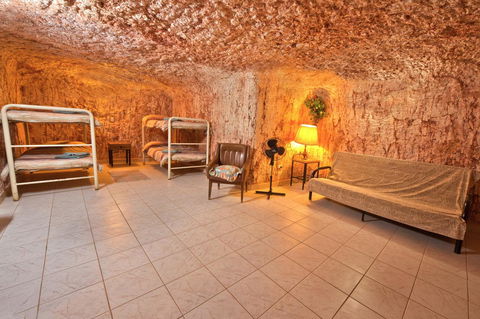 Radeka Downunder Underground Motel - Flights 4