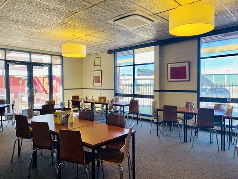 Opal Inn Hotel, Motel, Caravan Park - Flights 28