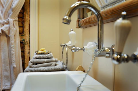 Athelney Cottage Bed And Breakfast - Flights 9