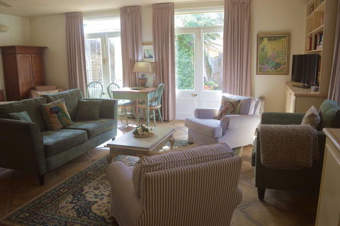Athelney Cottage Bed And Breakfast - Flights 21