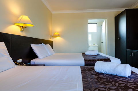 Abcot Inn - Flights 11