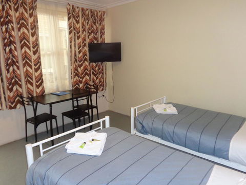 Adelaide Backpackers And Travellers Inn - Flights 30
