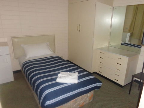 Adelaide Backpackers And Travellers Inn - Flights 28