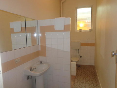 Adelaide Backpackers And Travellers Inn - Flights 44