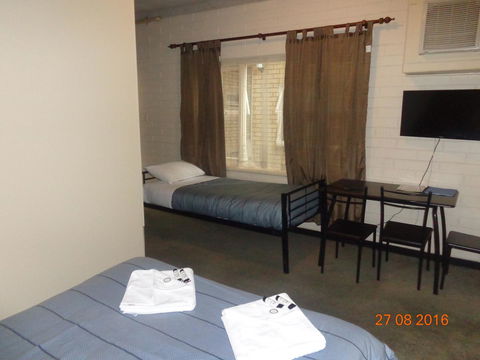 Adelaide Backpackers And Travellers Inn - Flights 14