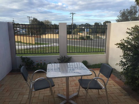 Country Comfort Amity Motel - Flights 2