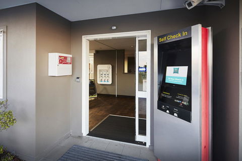 Ibis Budget Perth Airport - Flights 5