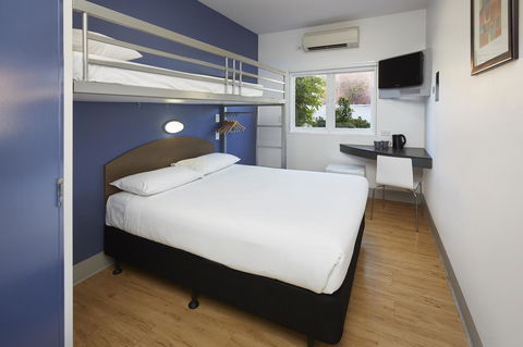 Ibis Budget Perth Airport - Flights 13