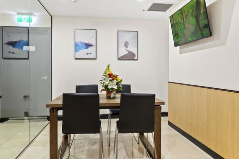YEHS Hotel Sydney QVB - Flights 17