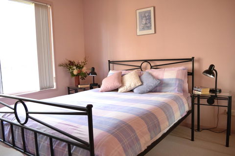 Bundle Hill Cottages - Flights 28