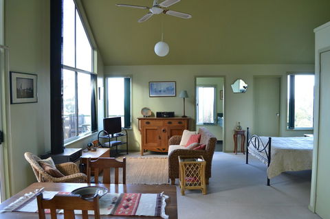 Bundle Hill Cottages - Flights 44