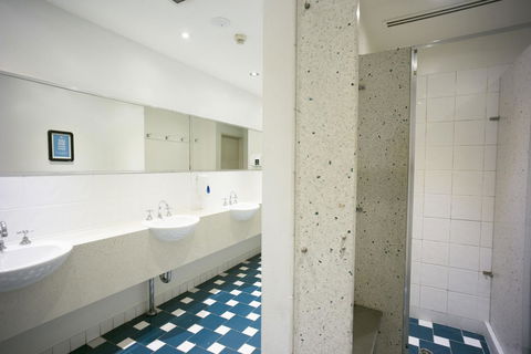 YHA Sydney Central - Flights 18
