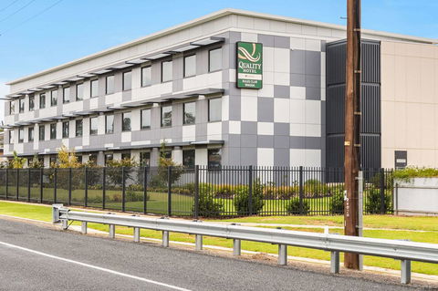 Quality Hotel Rules Club Wagga - Flights 17