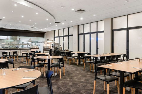 Quality Hotel Rules Club Wagga - Flights 13