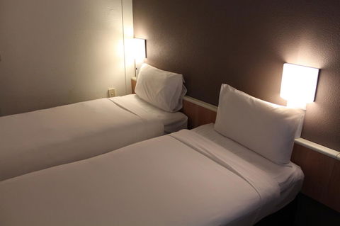 Ibis Newcastle - Flights 16