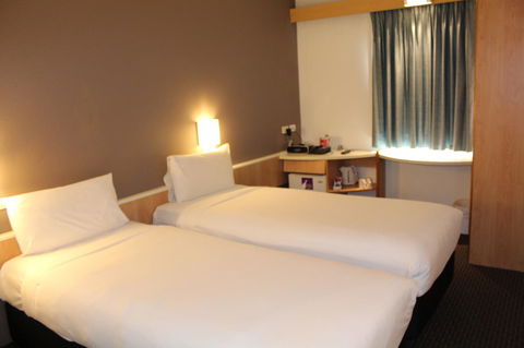 Ibis Newcastle - Flights 14