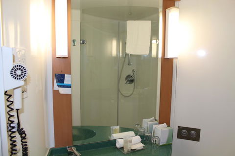 Ibis Newcastle - Flights 11