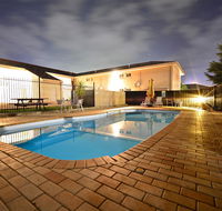 Winning Post Motor Inn - Flights