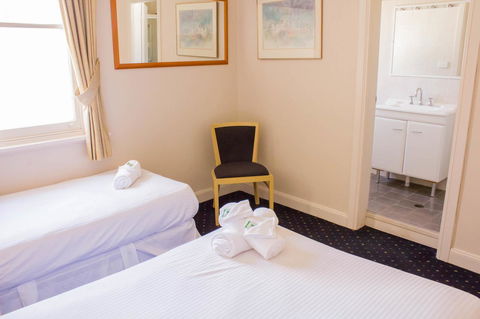Gardners Inn Hotel - Flights 4